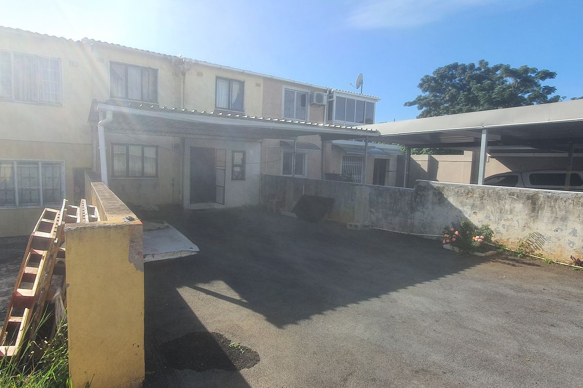Three Bedroom Duplex Above Road Level and Spacious Yard in Greenbury For Sale - Photo 4