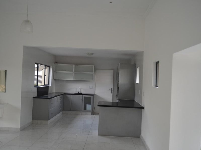 Spacious 4-Bedroom House For Sale. - Photo 4