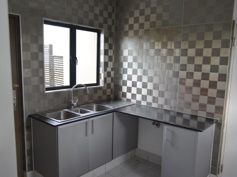 Spacious 4-Bedroom House For Sale. - Photo 6