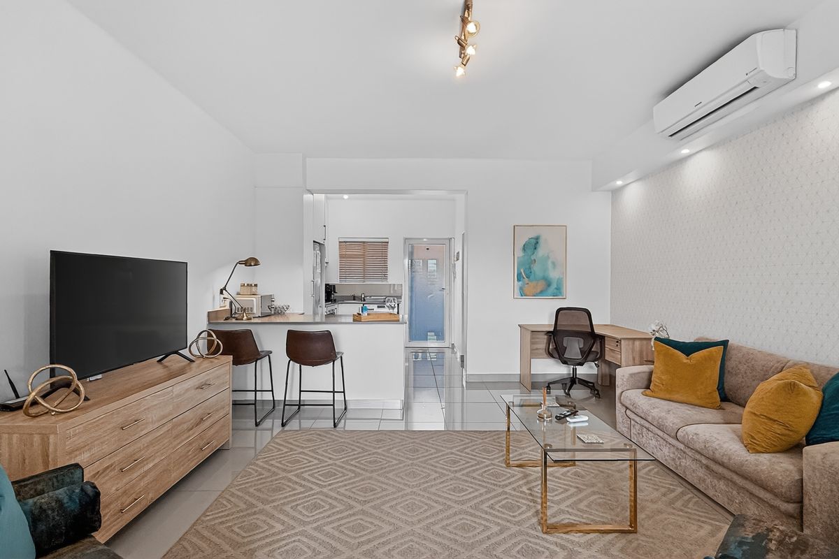 Renovated Apartment in a Quiet Green Point Pocket - Photo 4