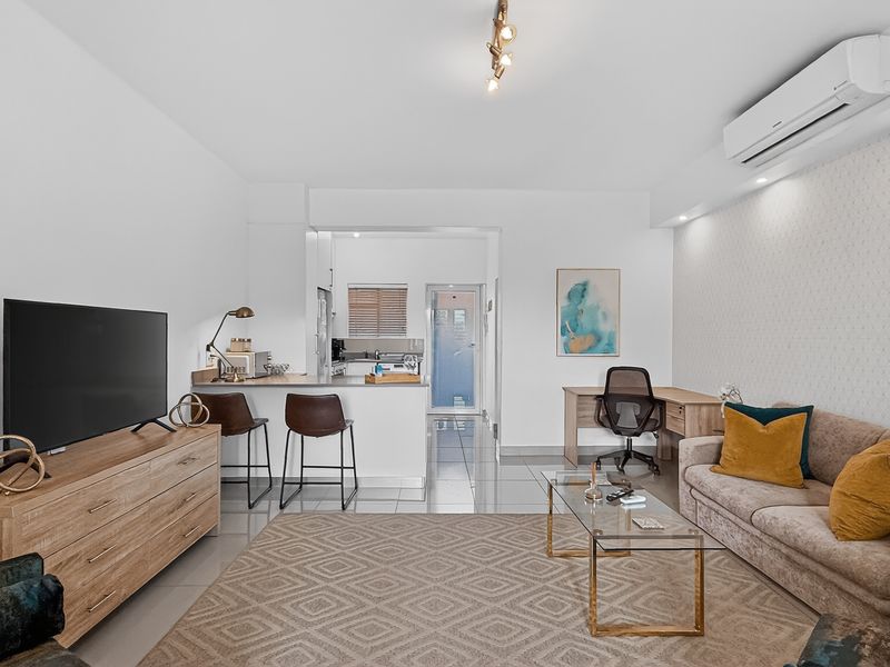 Renovated Apartment in a Quiet Green Point Pocket - Photo 4