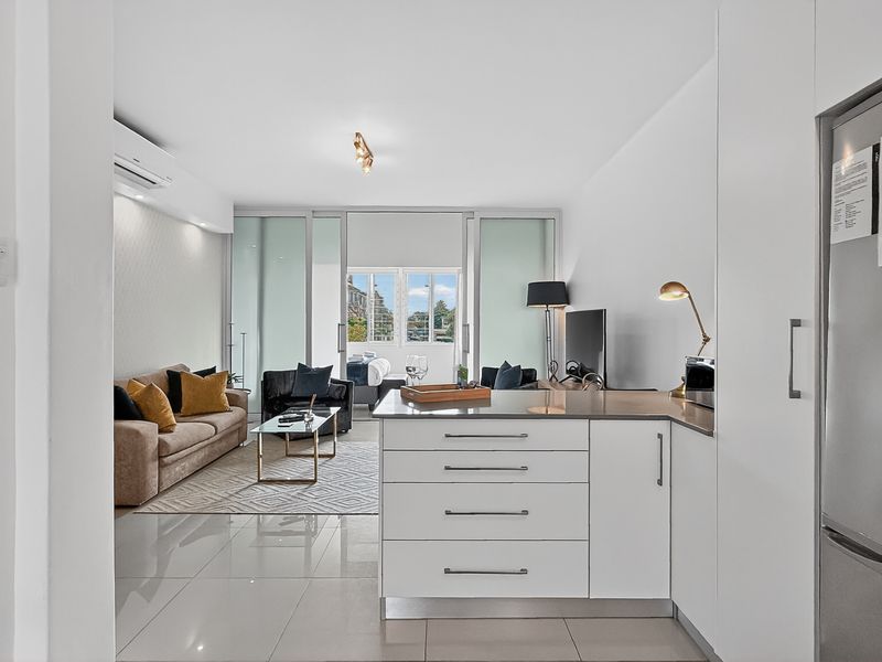 Renovated Apartment in a Quiet Green Point Pocket - Photo 10