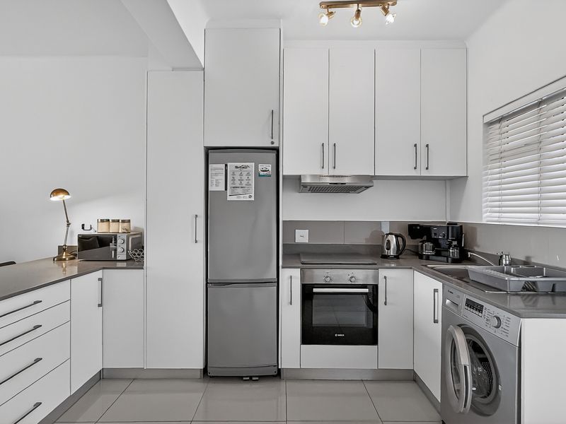Renovated Apartment in a Quiet Green Point Pocket - Photo 9