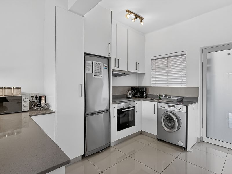 Renovated Apartment in a Quiet Green Point Pocket - Photo 8