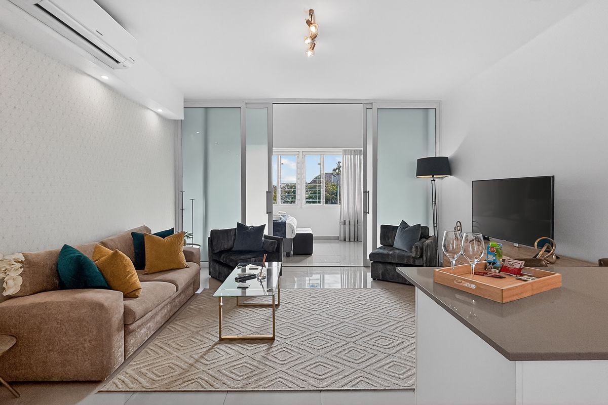 Renovated Apartment in a Quiet Green Point Pocket - Photo 3