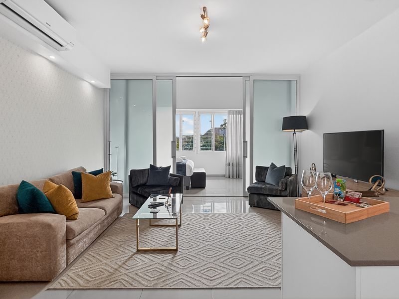 Renovated Apartment in a Quiet Green Point Pocket - Photo 3