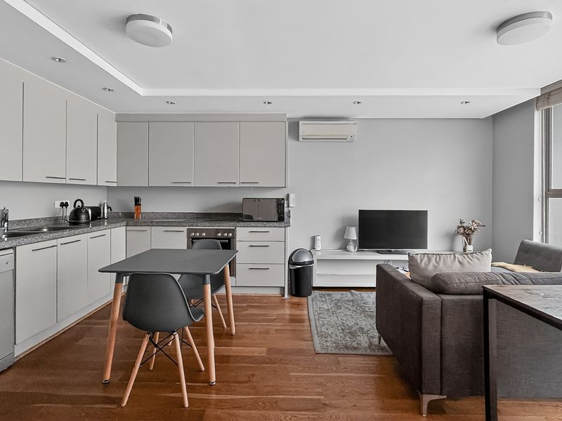 Modern Furnished Apartment with Rooftop Pool in Green Point - Photo 4