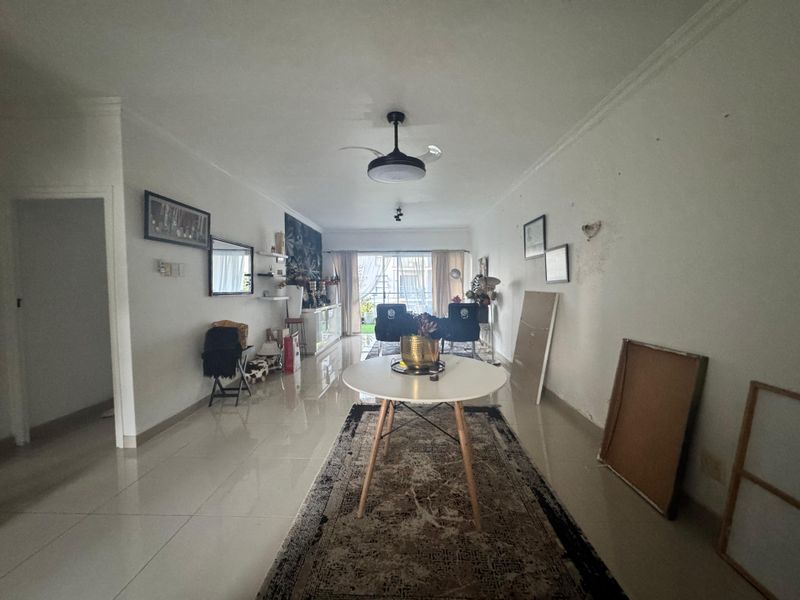 Spacious 2-Bedroom Apartment For Sale. - Photo 2