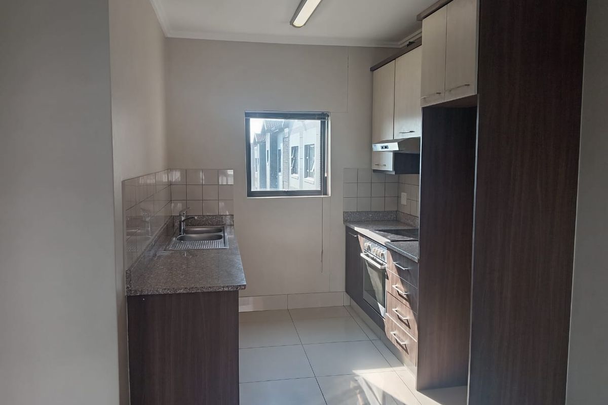 Prime  Property Presents A Stunning Three  Bedroom Apartment Situated In Umhlanga - Photo 3
