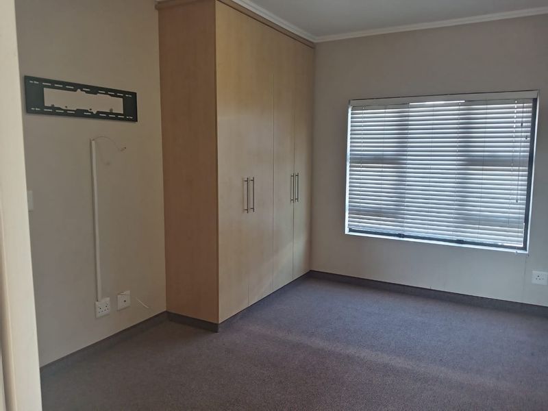 Prime  Property Presents A Stunning Three  Bedroom Apartment Situated In Umhlanga - Photo 10