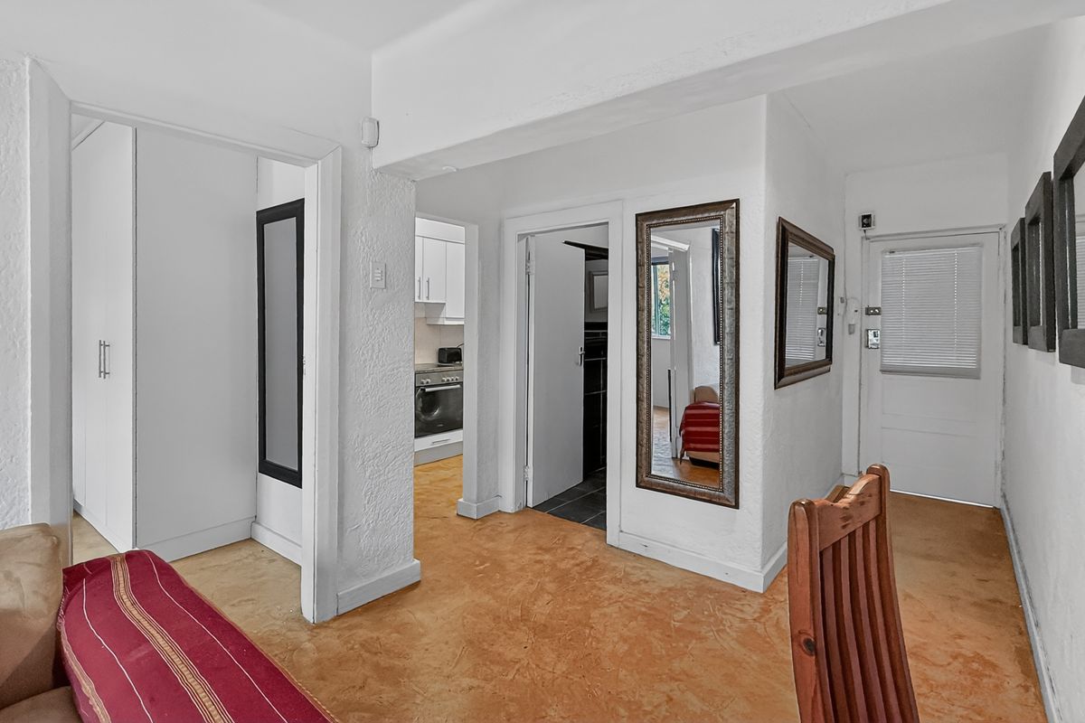 Neat Pet-Friendly Apartment in the Heart of Green Point - Photo 3