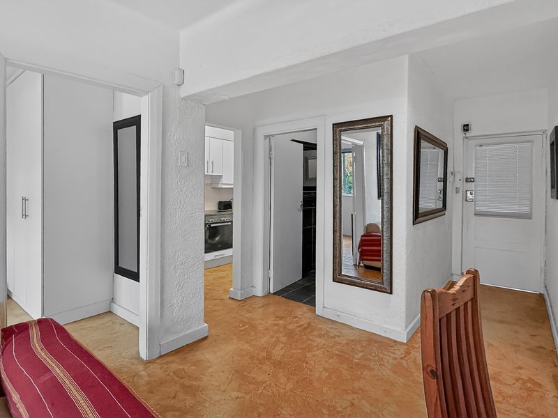 Neat Pet-Friendly Apartment in the Heart of Green Point - Photo 3