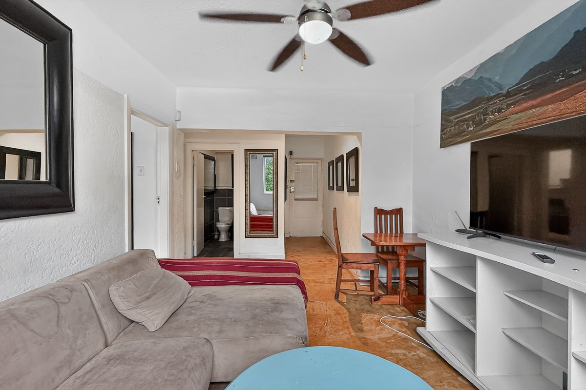 Neat Pet-Friendly Apartment in the Heart of Green Point - Photo 5