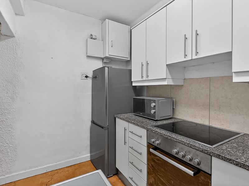 Neat Pet-Friendly Apartment in the Heart of Green Point - Photo 8
