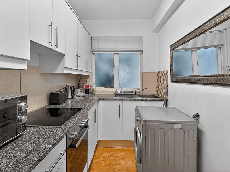 Neat Pet-Friendly Apartment in the Heart of Green Point - Photo 6