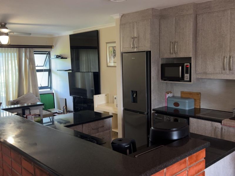 Spacious 2 Bedroom, 2 Bathroom Apartment to Rent - Photo 2