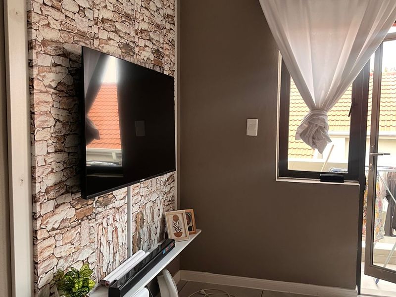 1 Bedroom 1 Bathroom for sale in Broadacres Fourways - Photo 2