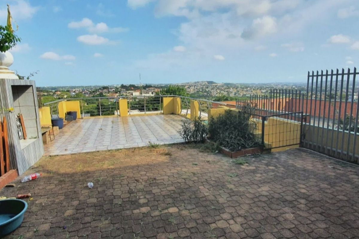 Three Bedroom home with double garage in Eastbury for sale - Photo 4