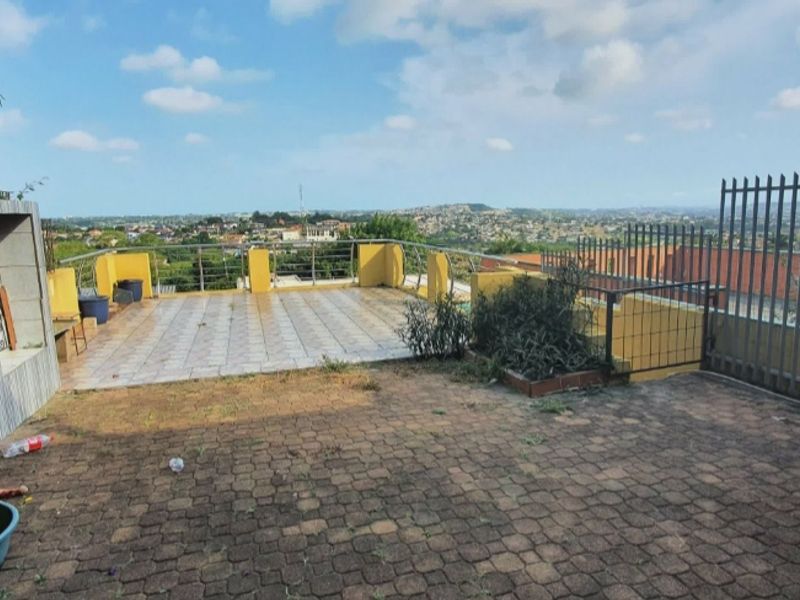 Three Bedroom home with double garage in Eastbury for sale - Photo 4