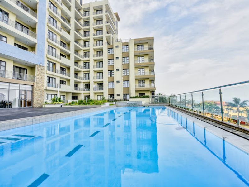 Luxury 2-Bed, 2-Bath Seafront Apartment with 3 Balconies & Panoramic Ocean Views - Photo 2
