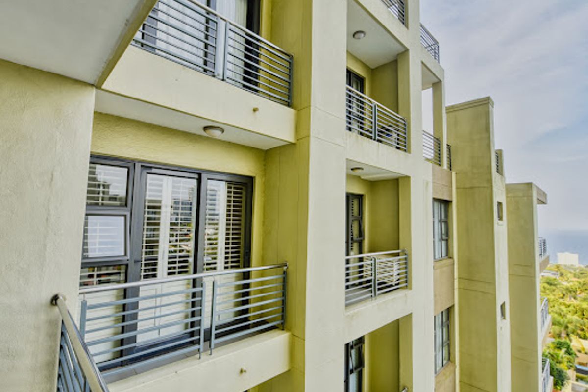 Luxury 2-Bed, 2-Bath Seafront Apartment with 3 Balconies & Panoramic Ocean Views - Photo 4