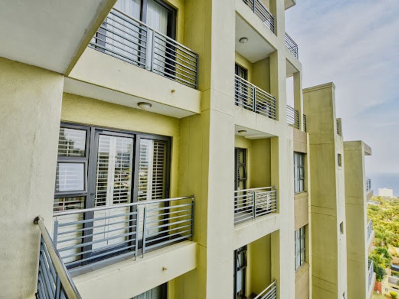 Luxury 2-Bed, 2-Bath Seafront Apartment with 3 Balconies & Panoramic Ocean Views - Photo 4