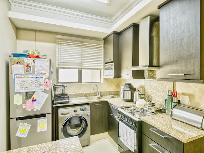 Luxury 2-Bed, 2-Bath Seafront Apartment with 3 Balconies & Panoramic Ocean Views - Photo 9