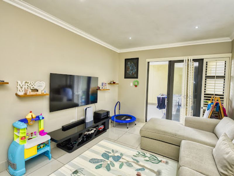 Luxury 2-Bed, 2-Bath Seafront Apartment with 3 Balconies & Panoramic Ocean Views - Photo 10