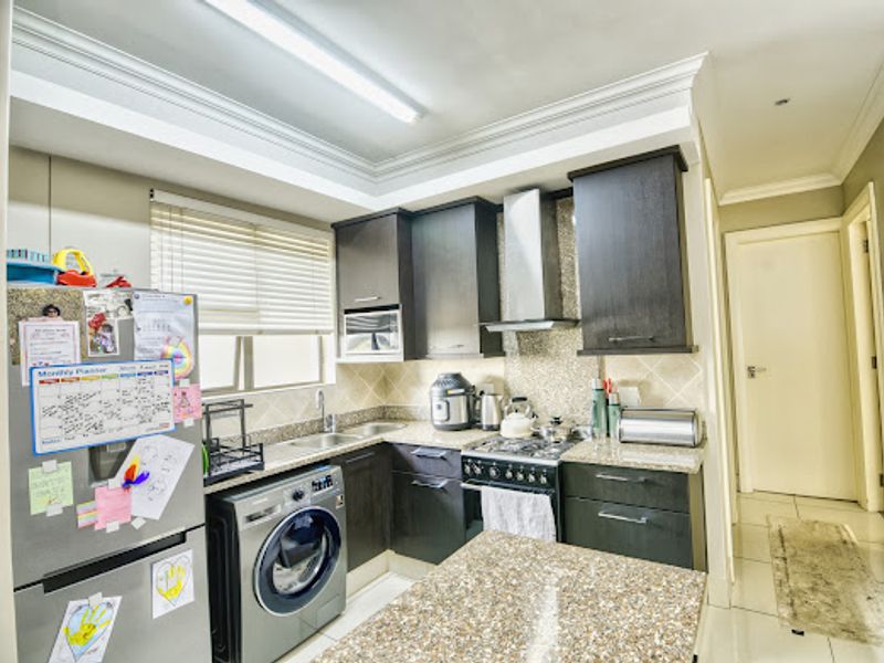 Luxury 2-Bed, 2-Bath Seafront Apartment with 3 Balconies & Panoramic Ocean Views - Photo 8