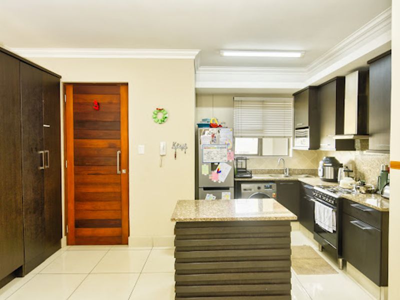 Luxury 2-Bed, 2-Bath Seafront Apartment with 3 Balconies & Panoramic Ocean Views - Photo 7