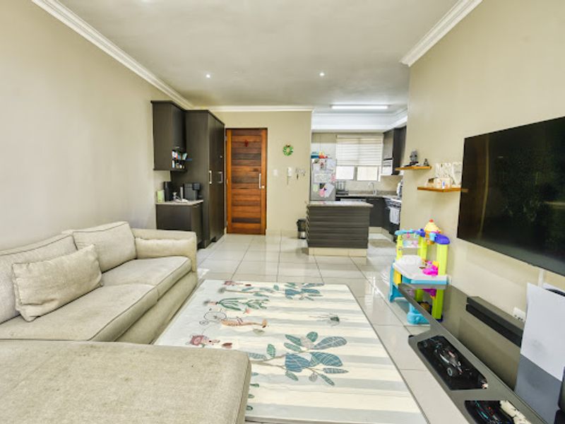Luxury 2-Bed, 2-Bath Seafront Apartment with 3 Balconies & Panoramic Ocean Views - Photo 6