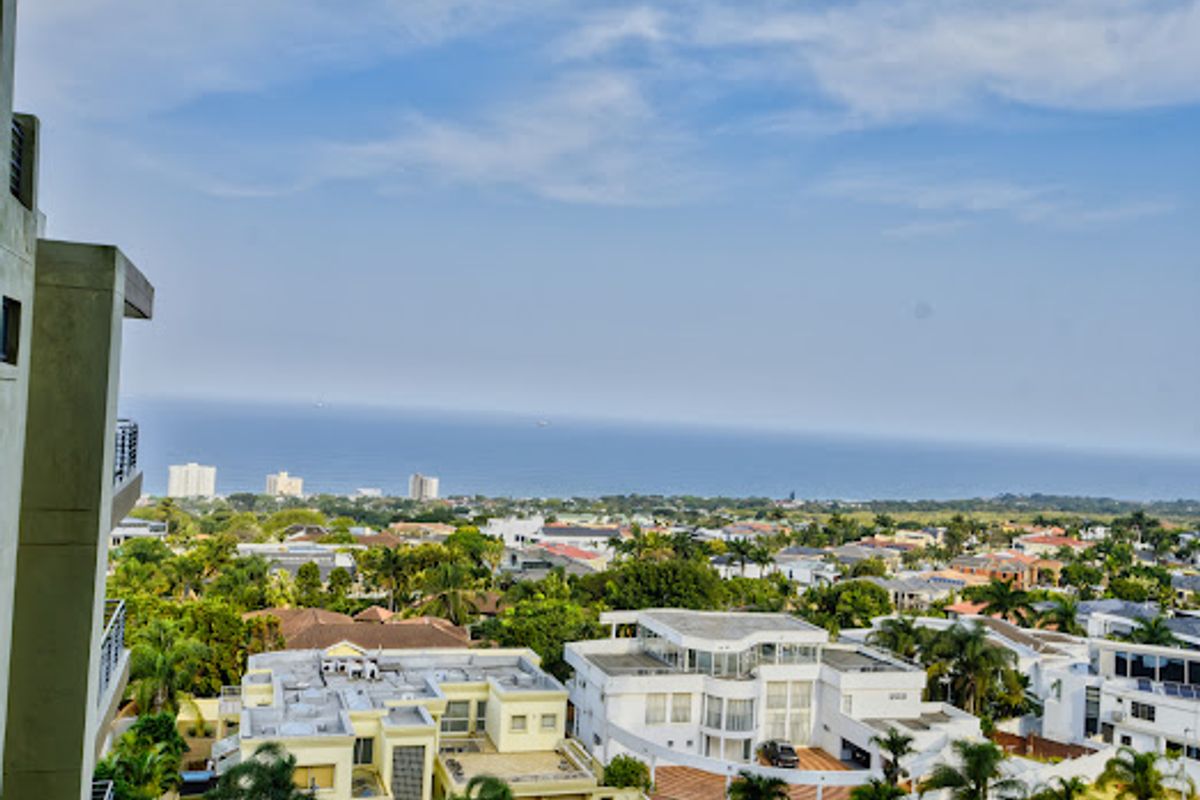 Luxury 2-Bed, 2-Bath Seafront Apartment with 3 Balconies & Panoramic Ocean Views - Photo 5