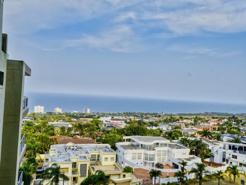 Luxury 2-Bed, 2-Bath Seafront Apartment with 3 Balconies & Panoramic Ocean Views - Photo 5
