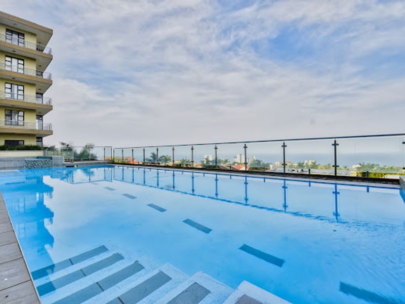 Luxury 2-Bed, 2-Bath Seafront Apartment with 3 Balconies & Panoramic Ocean Views - Photo 3
