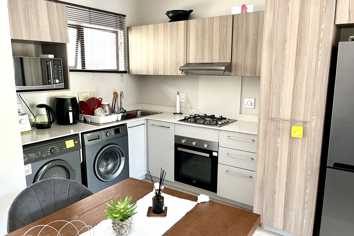 2 Bedroom. 1 Bathroom. - Photo 2