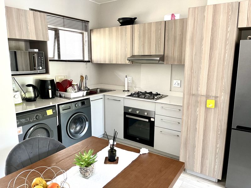2 Bedroom. 1 Bathroom. - Photo 2