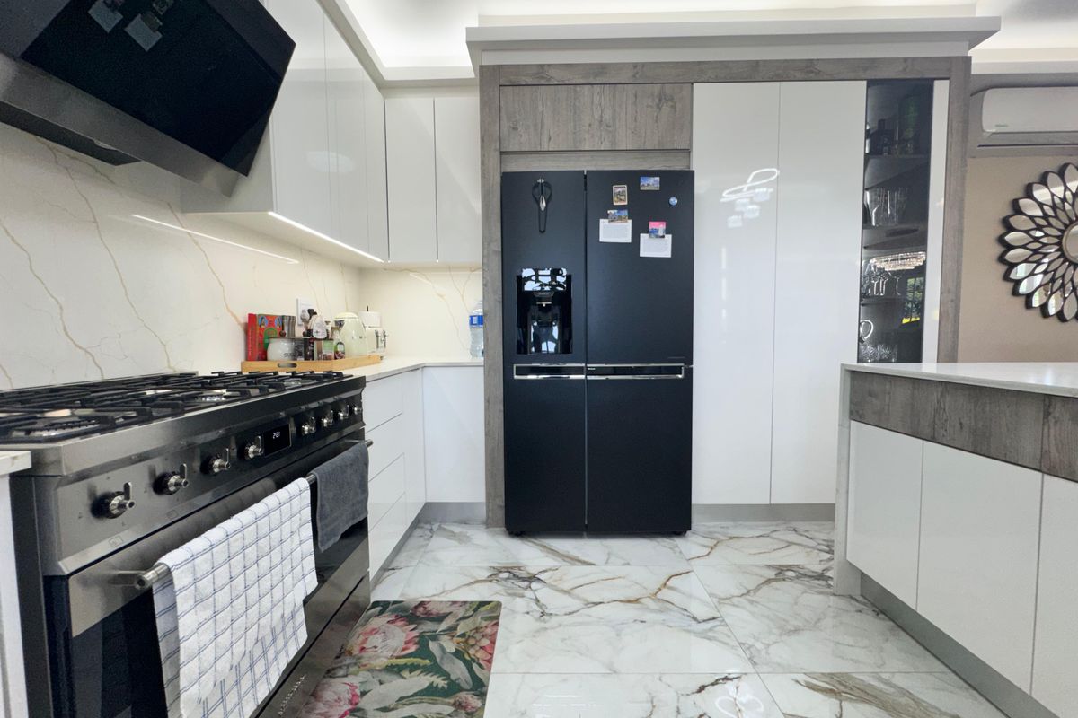 Spacious  3 Bedroom Townhouse for Sale in Sunningdale - Photo 3