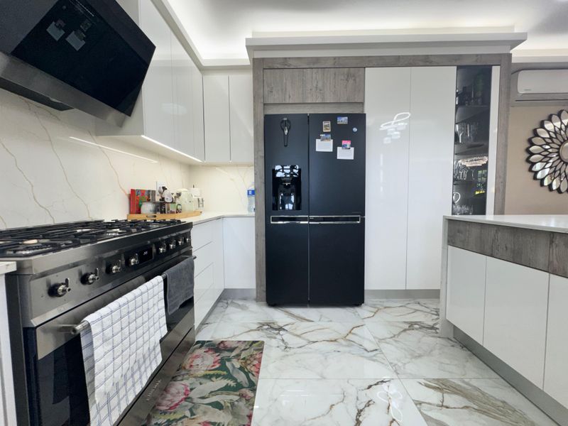 Spacious  3 Bedroom Townhouse for Sale in Sunningdale - Photo 3