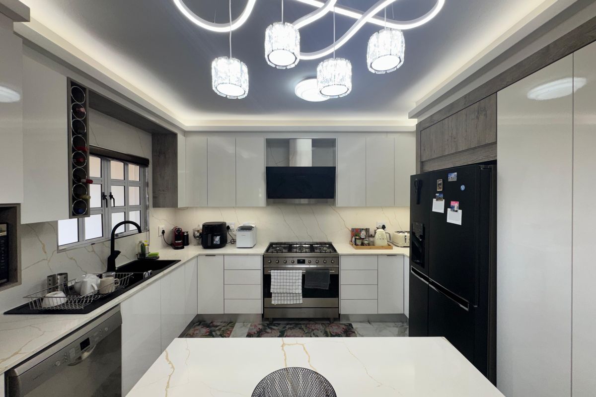 Spacious  3 Bedroom Townhouse for Sale in Sunningdale - Photo 4