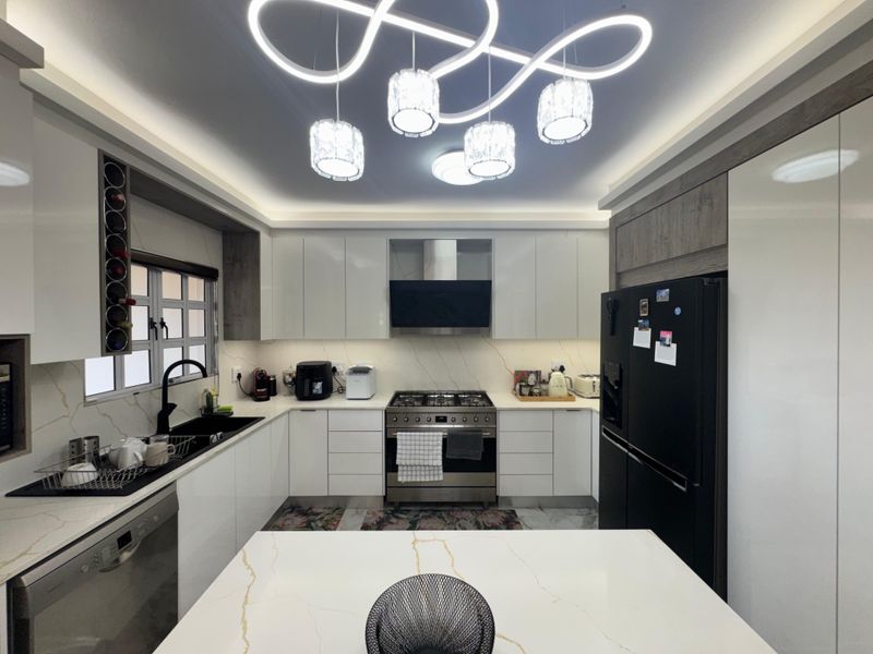 Spacious  3 Bedroom Townhouse for Sale in Sunningdale - Photo 4