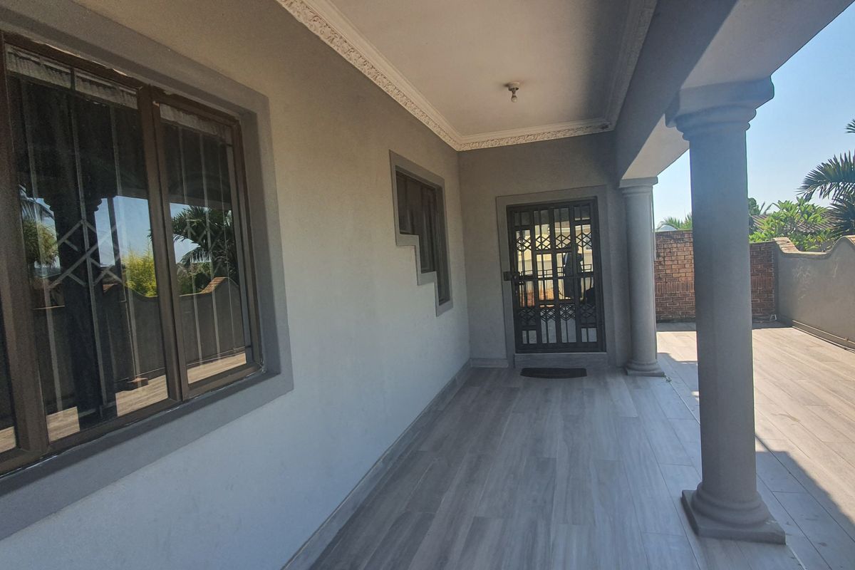 Stunning Modern Designed Family Home plus bonus Flatlet with an Amazing Skywalk - Photo 3