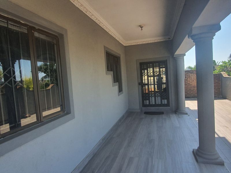 Stunning Modern Designed Family Home plus bonus Flatlet with an Amazing Skywalk - Photo 3