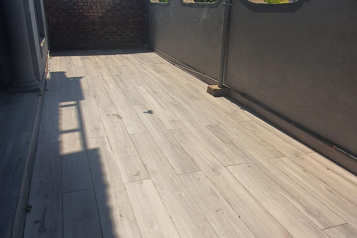 Stunning Modern Designed Family Home plus bonus Flatlet with an Amazing Skywalk - Photo 4