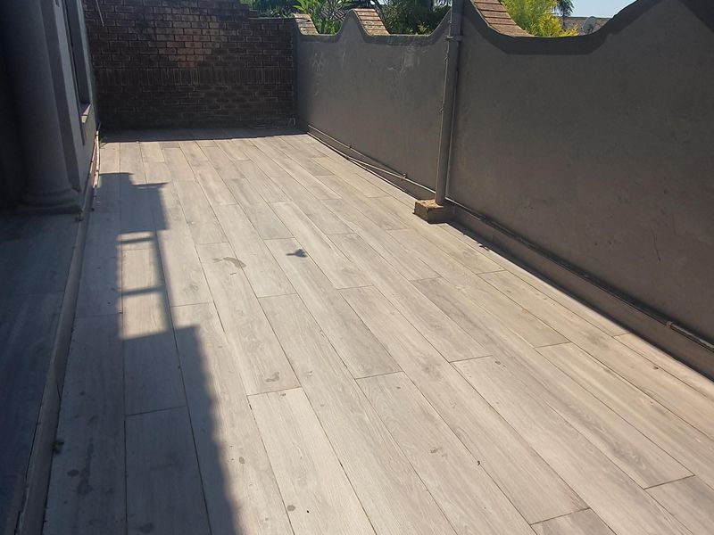 Stunning Modern Designed Family Home plus bonus Flatlet with an Amazing Skywalk - Photo 4