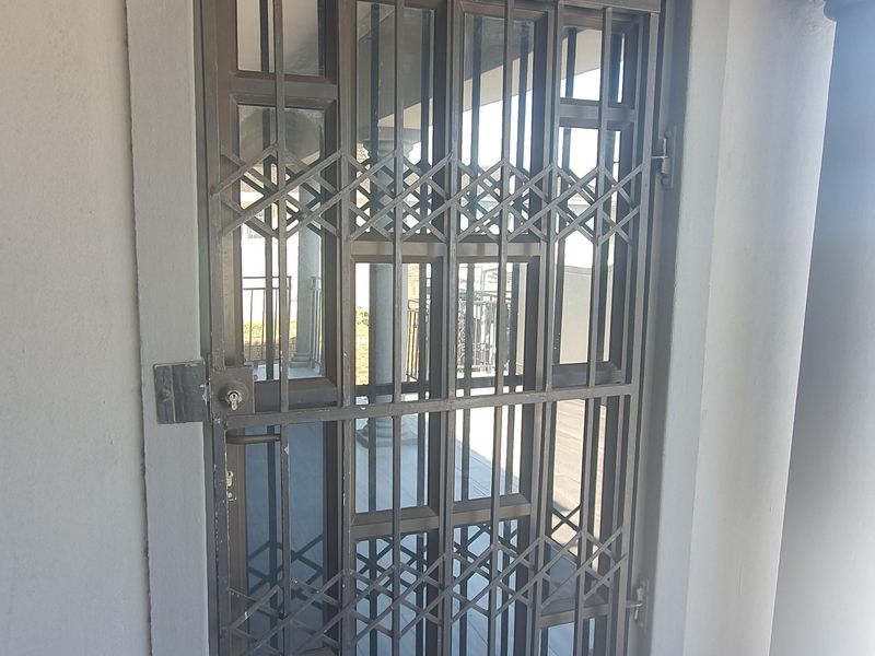 Stunning Modern Designed Family Home plus bonus Flatlet with an Amazing Skywalk - Photo 10