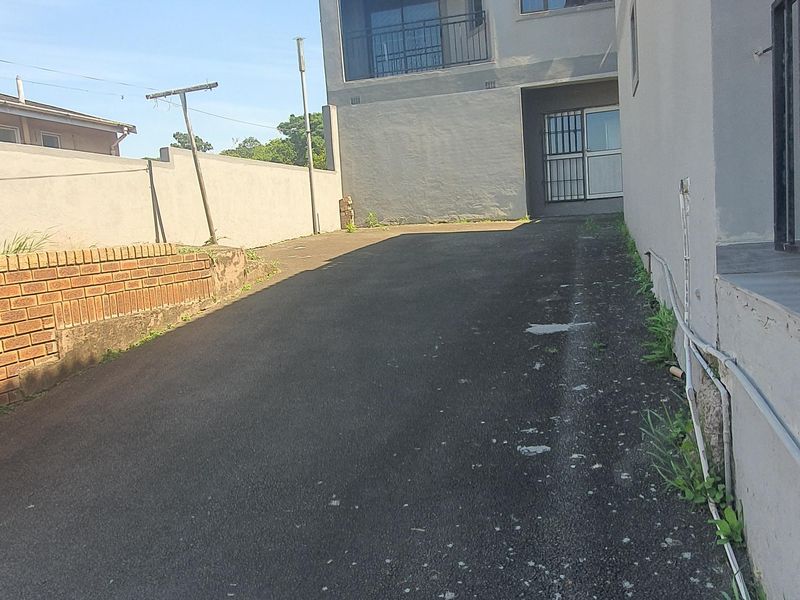 Stunning Modern Designed Family Home plus bonus Flatlet with an Amazing Skywalk - Photo 9