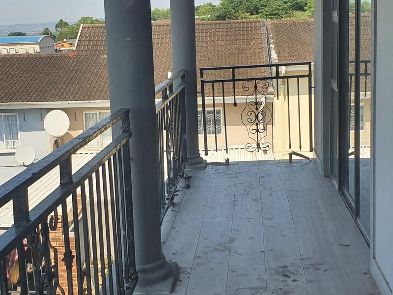 Stunning Modern Designed Family Home plus bonus Flatlet with an Amazing Skywalk - Photo 7