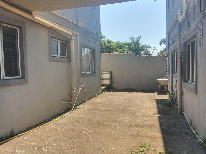 Stunning Modern Designed Family Home plus bonus Flatlet with an Amazing Skywalk - Photo 8