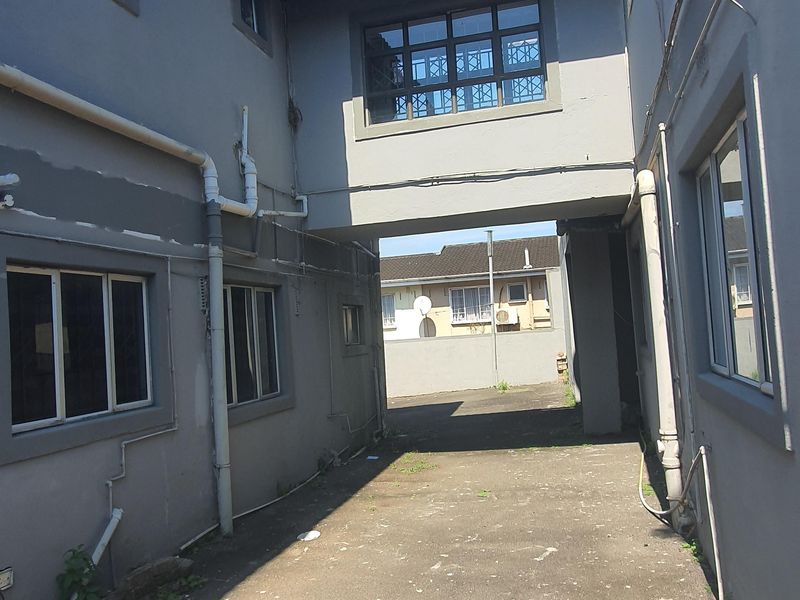 Stunning Modern Designed Family Home plus bonus Flatlet with an Amazing Skywalk - Photo 6