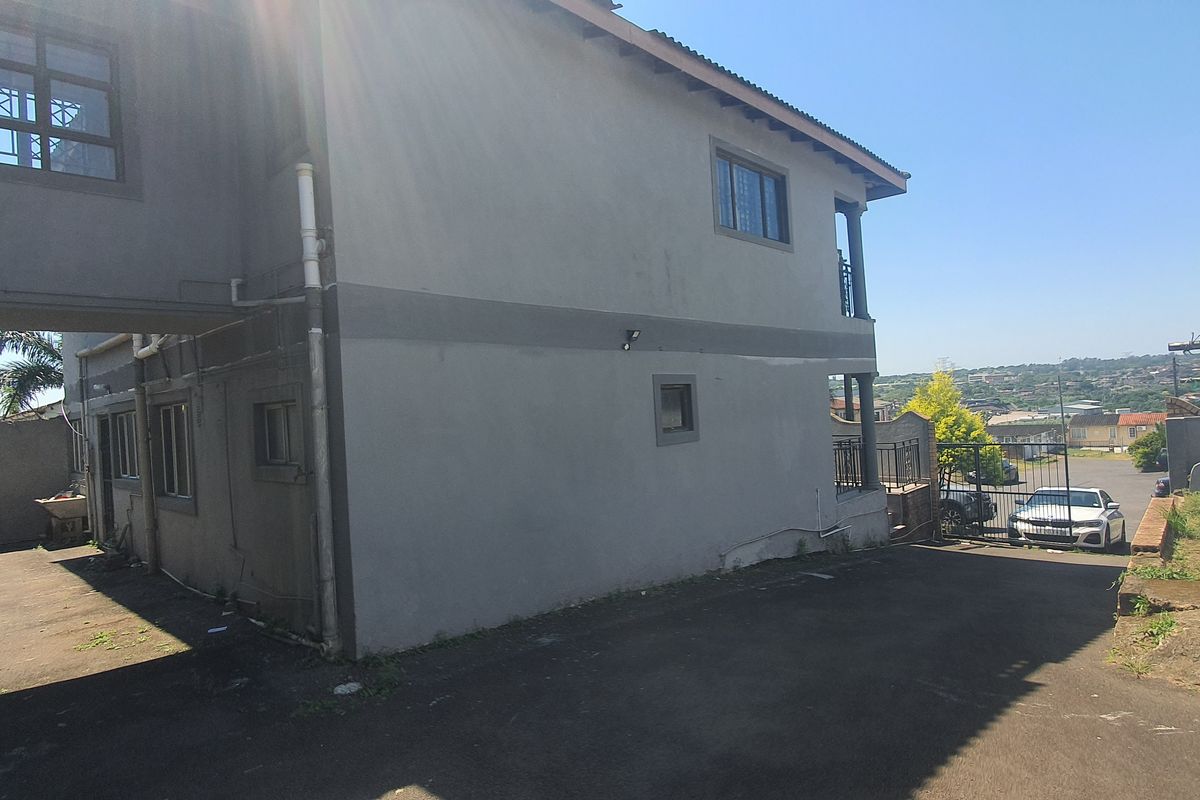 Stunning Modern Designed Family Home plus bonus Flatlet with an Amazing Skywalk - Photo 5